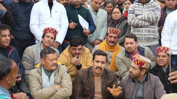 Vikramaditya Singh met the victims of Banjar fire, 17 families rendered homeless