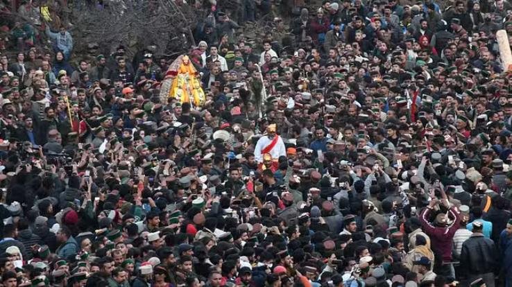 Rohru Bhunda Mahayagya: As soon as they crossed the moat, a crowd gathered to get the Panchratna tied on the forehead of Surat.