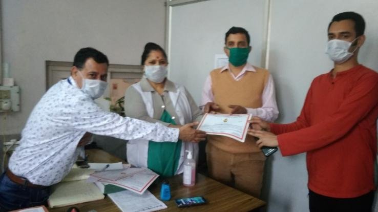 आपदा की इस घडी में भी ये लोग निभा रहे इंसानियत का धर्म!