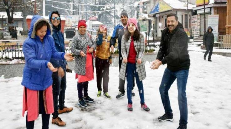 Snowfall increased the pace of tourism, huge crowd of tourists in Shimla-Manali
