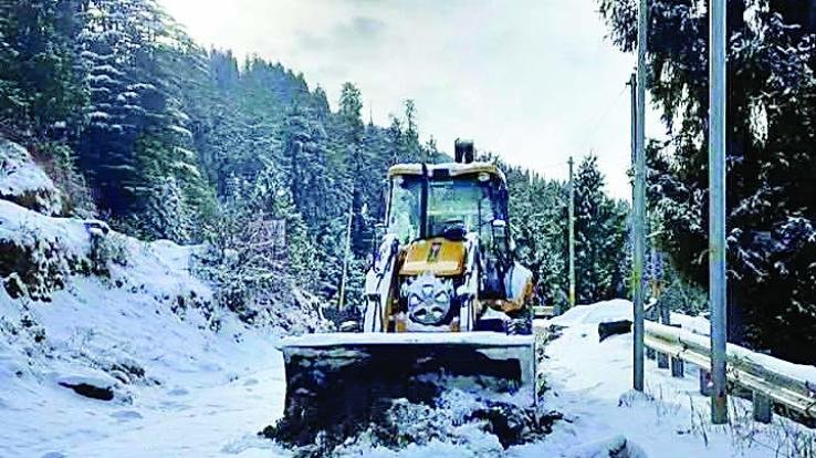 Snowfall wreaks havoc in Lahaul-Spiti and Kinnaur, more than 90 roads affected