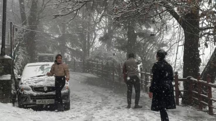 Alert of rain and snowfall in Himachal today, cold increased due to fog