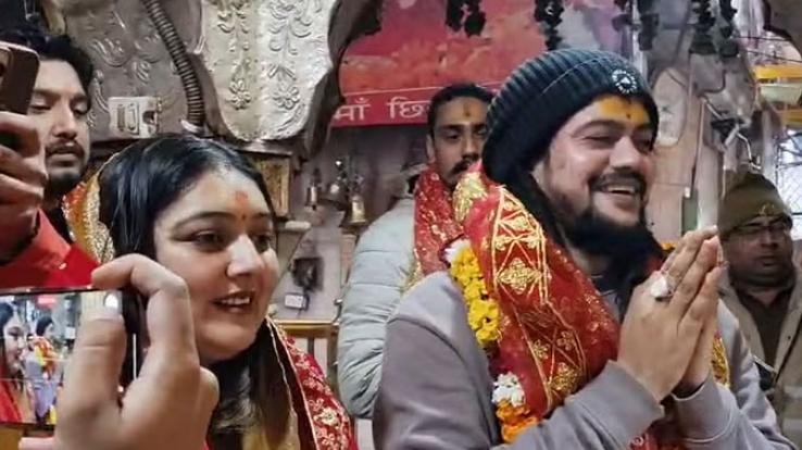 Kangra: Singer Hansraj Raghuvanshi reached the court of mother Chintpurni with his wife.