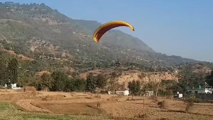 Himachal: Girl dies after falling into ditch during paragliding