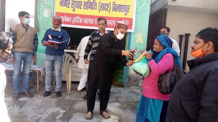  बिलासपुर की नगर सुधार समिति भी कर रही लोगों की सहायता