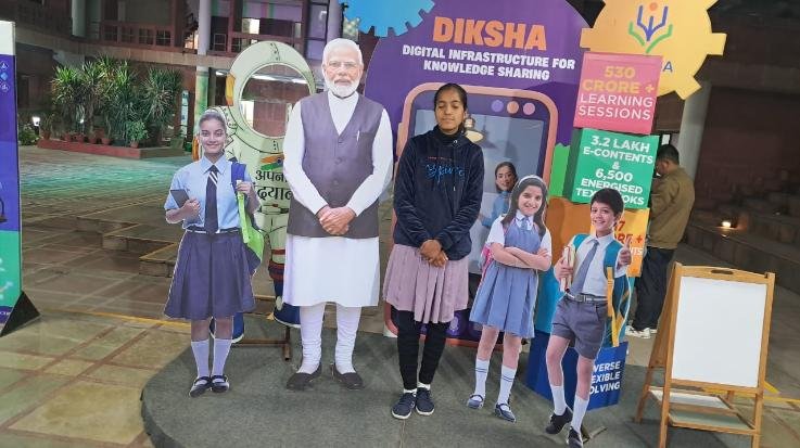 Mandi: Urla School student Shruti Dharwal came face to face with the Prime Minister under the 'Pariksha Pe Charcha' program.