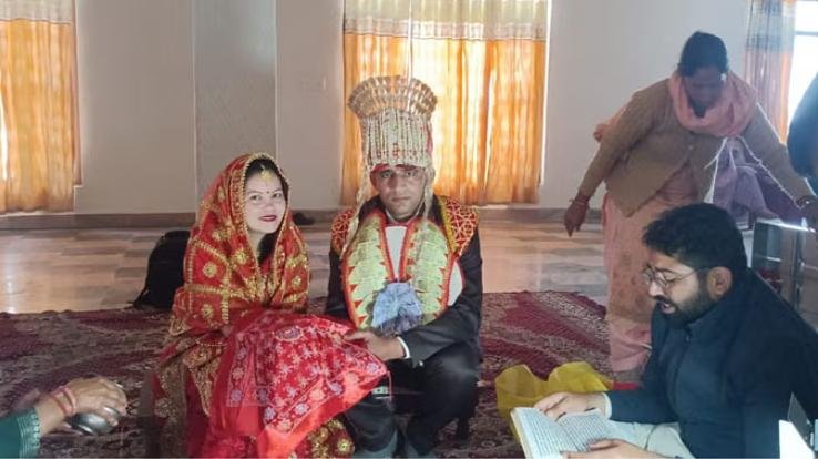  Hamirpur's Surendra Wins the Heart of a Foreign Bride, Marries Dubai’s Marian in a Traditional Hindu Ceremony