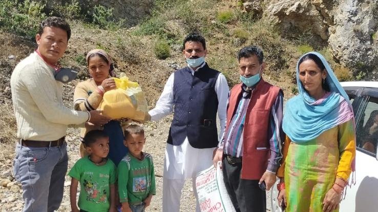 माँगल के अति गरीब परिवारों में बांटी खाद्य सामग्री 