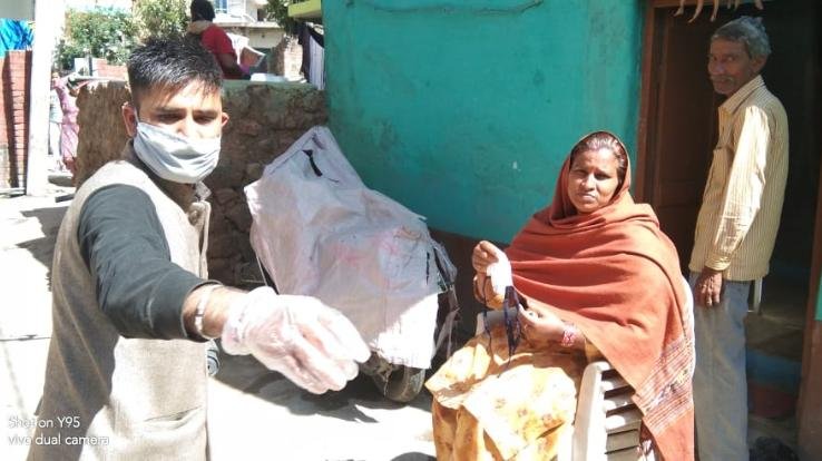 कोसरिया वार्ड में आम जनता को वितरित किए मास्क