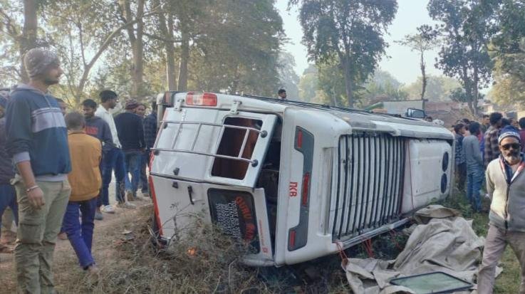 Bus of devotees going from Shimla to Banaras to see Ramlala overturned, 15 people injured