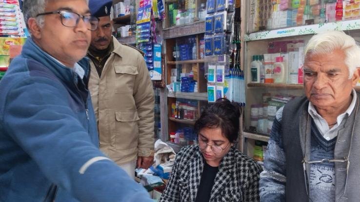  Kasauli: Drug -Inspector -Supriya -Sharma- conducted -surprise- inspection -of -medical- shops- in -Kasauli.