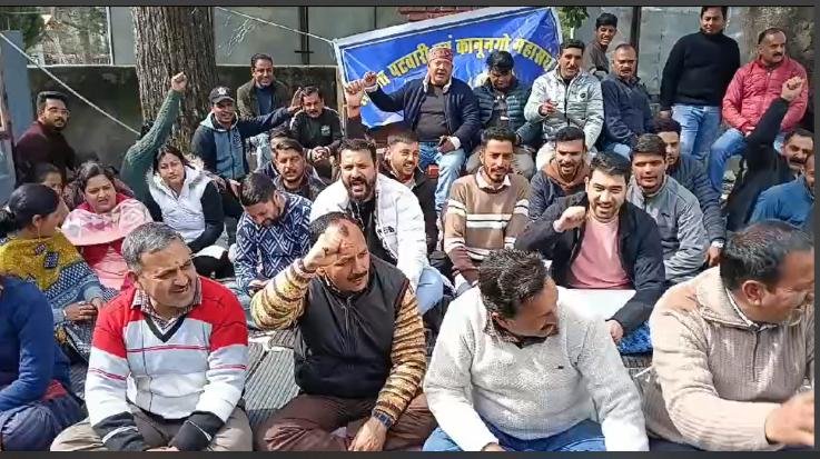 Himachal-: Patwari-Kanungo's -strike- still -continues-, demanding- the- government -to- issue -a- letter- in- writing