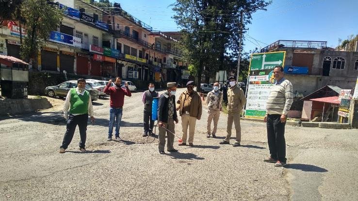 दाड़ला में महत्वपूर्ण सार्वजनिक स्थलों को किया सैनिटाइज़