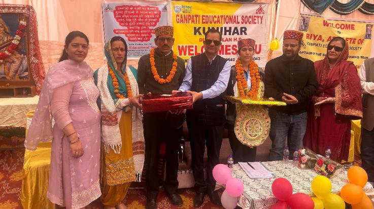 Kunihar-: Riya- who- returned- from- Italy -after- winning- a- medal- was -given- a -warm- welcome- by- the- people -of -Kunihar