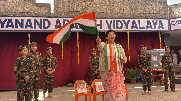 Solan: A program was organized at Dayanand Adarsh ​​Vidyalaya to pay emotional tribute to the immortal martyrs