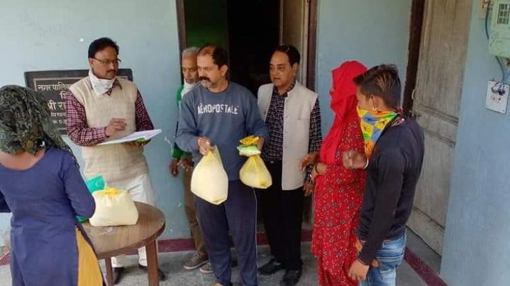 सयुंक्त व्यापार मंडल बिलासपुर कर रहा ज़रूरत मंद लोगों की मदद 