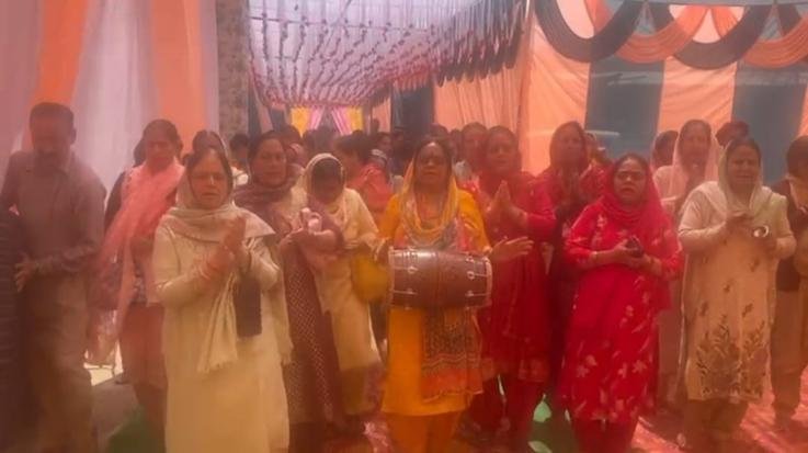 Shri- Hanumant -Bal- Akhand -Katha- was- started- with- Kalash -Yatra in- Kunihar-, the -Katha- will- be- organized- from -1- to -4- pm- from -25- to -31 -March