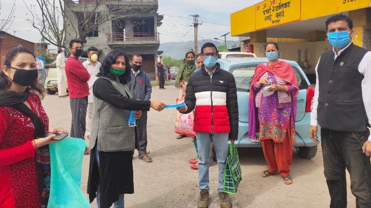 बिलासपुर के साथ लगती पंचायतों में बांटे मास्क एवं सैनिटाइजर