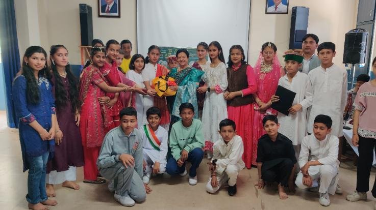 Solan: Solo song and solo dance competition organized at Dayanand Adarsh ​​Vidyalaya