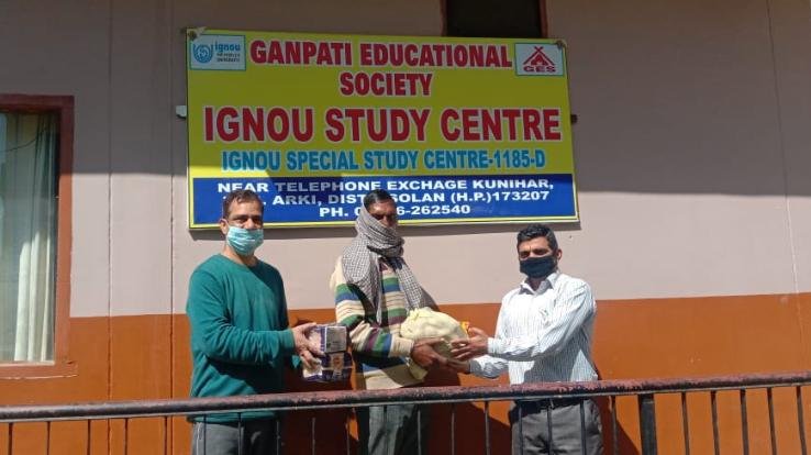 गणपति एजुकेशनल सोसाईटी ज़रूरतमंद परिवारों को बाँट रही खाद्य सामग्री