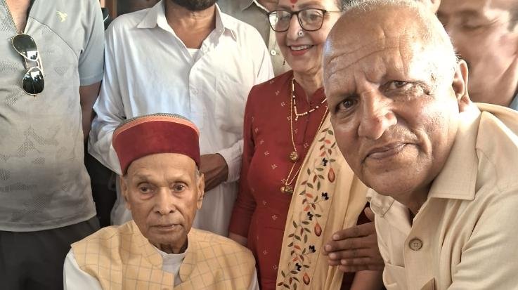 Kunihar: Himachal Transport Retired Employees Welfare Forum congratulated Prem Kumar Dhumal on his birthday