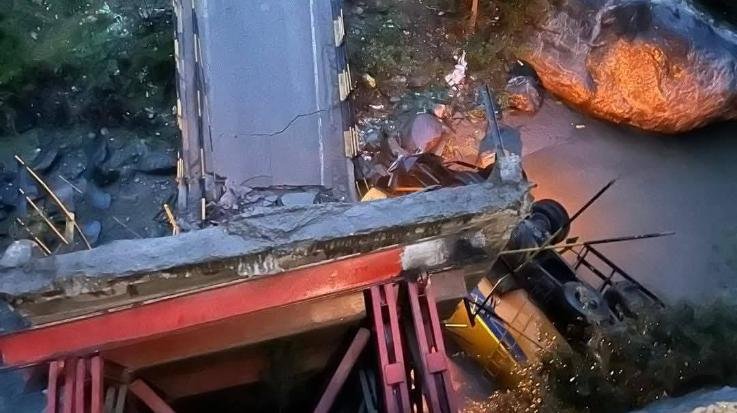 Kullu-: A cement -truck -was- passing- through- Mangalore -bridge- when- suddenly- the- bridge -collapsed,- driver -injured, -traffic -halted -on- Highway -305,