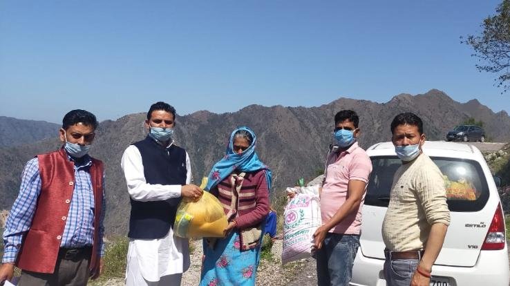 मज़दूरों में बांटी भोजन सामग्री