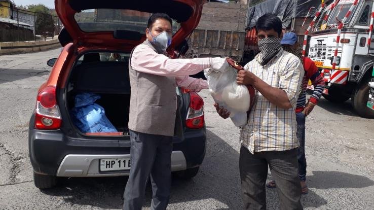 ट्रक यूनियन दाड़लाघाट ट्रक यार्ड में फंसे ट्रक चालकों को बाँट रही राशन 