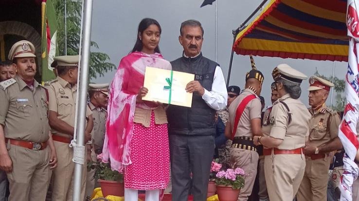 Kunihar: Chief Minister felicitated Mansi who secured second position in state level competition