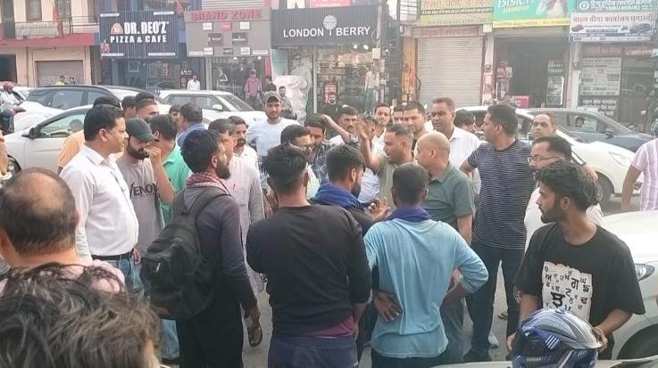 Bilaspur:- Kashmiri -origin- youth -showed -axe -to -policeman- for -registration
