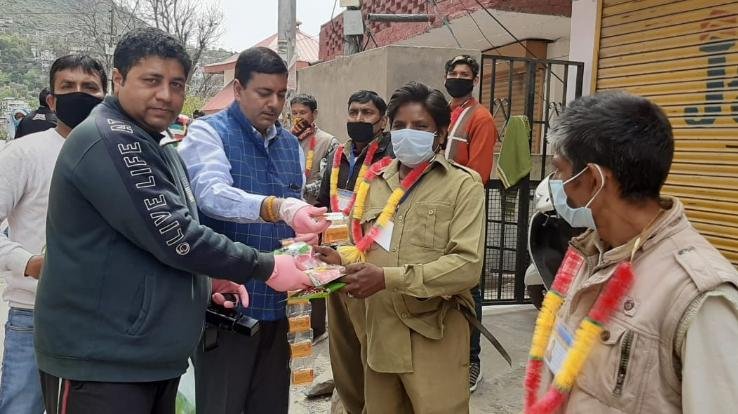 सफाई कर्मचारियों को माला पहनकर किया सम्मानित 