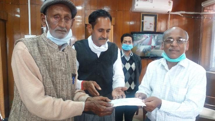 कुटैहला के संतराम ने पीएम रिलीफ फंड में दिया 1 लाख रूपए का चैक