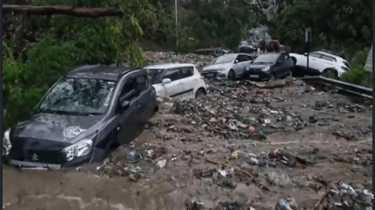 Rampur: Cloud burst in Jagatkhana, 15 vehicles washed away due to flooding in the drain