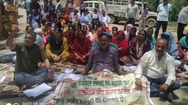  Dharampur-Mandi: Locals protested against negligence in NH construction, traffic jam continued for three hours