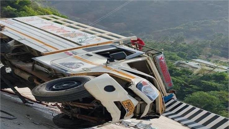 A tragic accident in Mandi district: A jeep fell into a deep ditch, 4 died