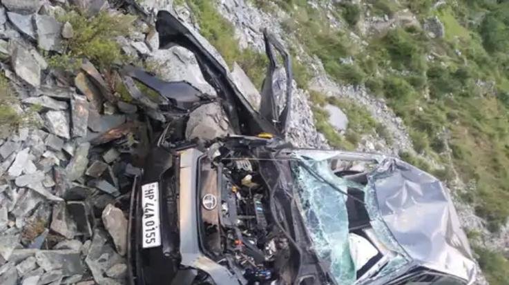 Tragic accident in Teesa of Chamba: Stone fell on car, mother-in-law died on the spot, son-in-law's condition critical