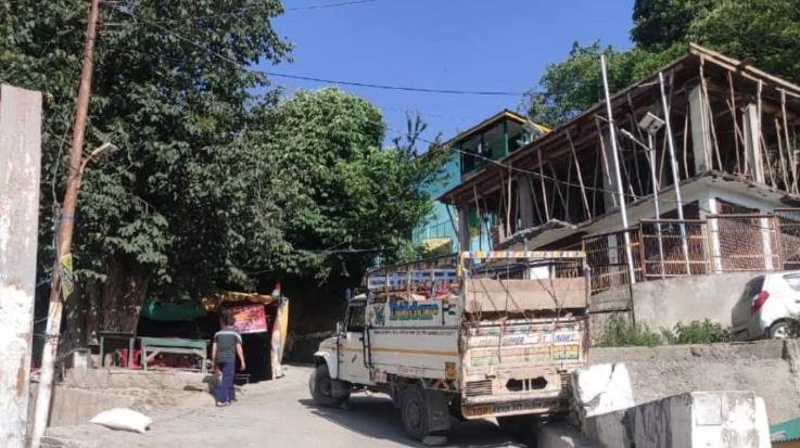 Major accident averted in Bharmour: Vehicle rolled on helipad road, forest department wall became support