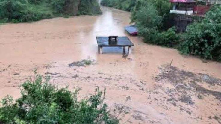Dharampur: Lake formed in Parchhu, water entered the temple premises