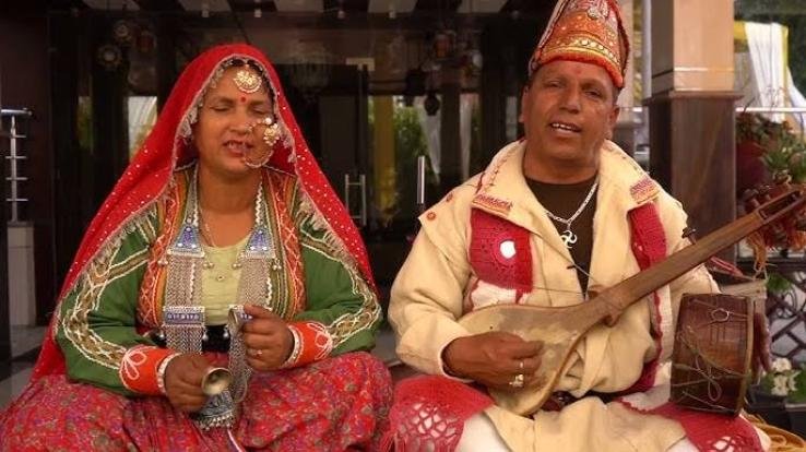 Ghurai_playing_two_musical_instruments_and_Ghurain_playing_Kansi_Himachal