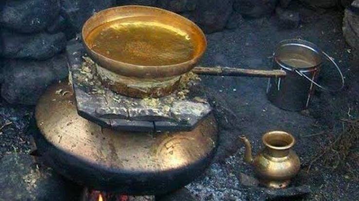 arakh_manima_kinnauru_culture_incomplete_without_desi_sura_himachal_pradesh