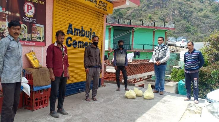 प्रवासी लोगो को राशन वितरित कर मनाया पूर्व मुख्यमंत्री का जन्मदिन 