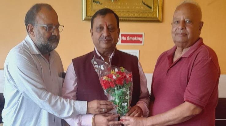 Dehra: Former BJP officials of Dehra met former minister and Volleyball Federation president Virendra Kanwar