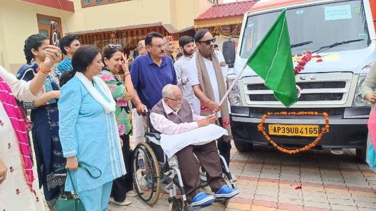 Bilaspur: Narayan Lal Nadda Flags Off Free Mobile Health Van Along with Family