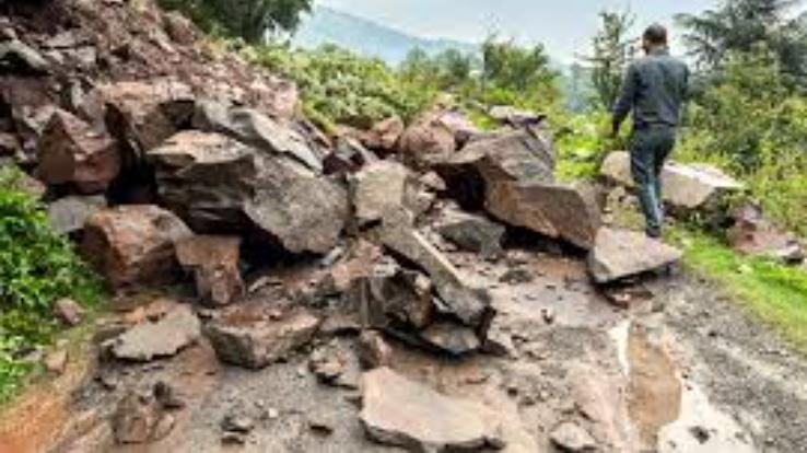 Himachal: 235 roads still damaged in the state, this much damage has been done