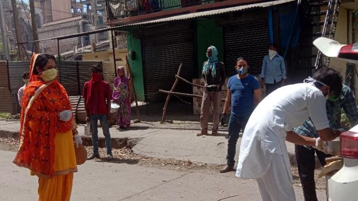 मानव सेवा ट्रस्ट और बिटिया फाउंडेशन खिला रही भूखों को खाना