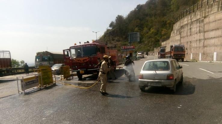 परवाणु सीमा पर सभी वाहनों की सैनीटाईजेशन आरम्भ