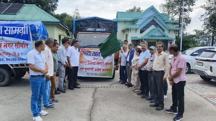 Bilaspur: Two vehicles carrying relief material left from Ghumarwin for Mandi, Minister Dharmani flagged them off