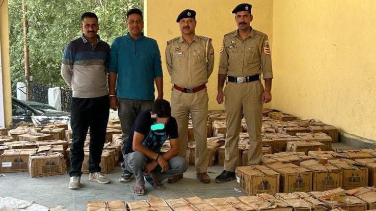 Major action by Lahaul Police: 235 boxes of foreign liquor recovered from a truck in Sarchu