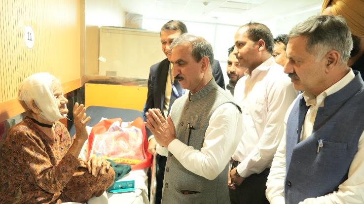 Chief Minister Sukhvinder Sukhu reached AIIMS Bilaspur to inquire about the condition of the injured in the bus accident