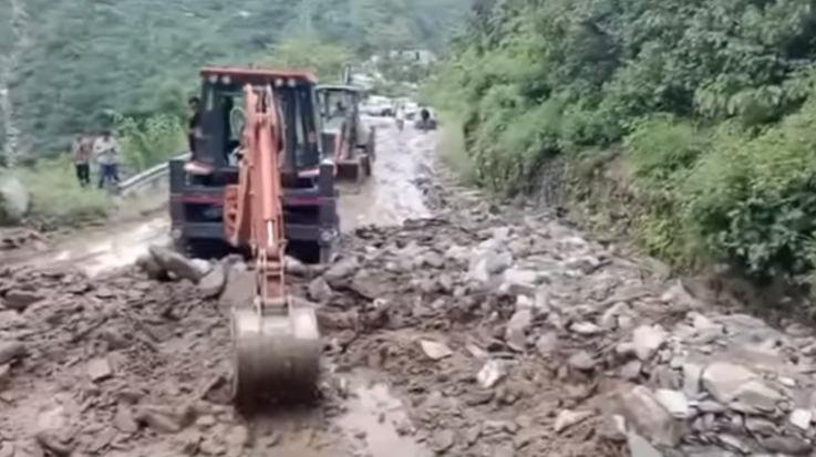 Massive Landslide Shuts Chandigarh-Manali Highway, Debris Falls Near Pandoh Dam at Kainchi Morh, Traffic Snarled for Kilometers